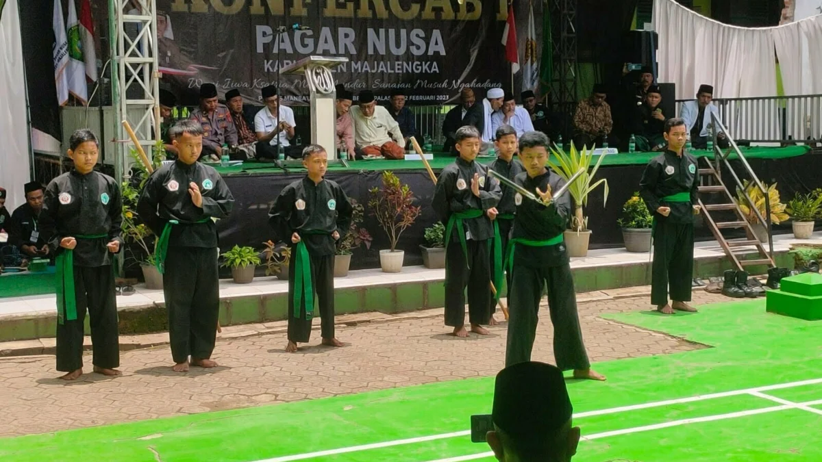 Pagar Nusa menampilkan pecak silat dalam acara konferensi cabang ke-1