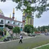 LOKASI PARKIR. Masjid Agung salah satu lokasi parkir acara puncak Harlah NU bersholawat bersama habib syekh. --FOTO: SAMSUL HUDA/RADAR CIREBON