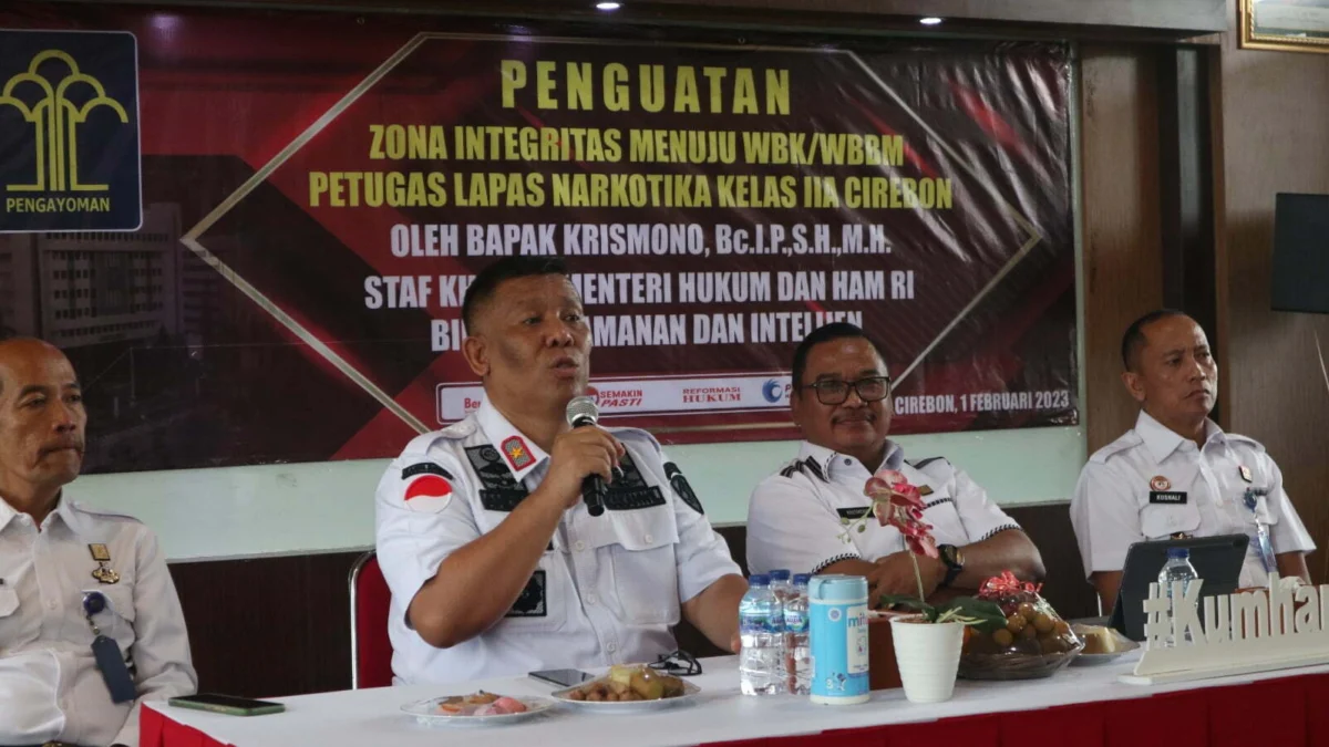 Staf Khusus Menteri Hukum dan HAM Bidang Pengamanan dan Intelijen, Krismono Bc.I.P SH memberikan penguatan Pembangunan Zona Integritas Menuju WBK/WBBM Tahun 2023 di Lapas Narkotika Kelas II A Cirebon, Rabu (01/02/2023). --FOTO: HUMAS LAPAS GINTUNG FOR RADAR CIREBON