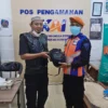 Petugas KAI memberikan barang yang tertinggal kepada pemiliknya. --FOTO: HUMAS PT KAI DAOPS 3 CIREBON