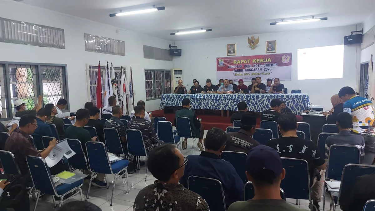 Komite Olahraga Nasional Indonesia atau KONI Kota Cirebon menggelar rapat kerja atau raker tahun 2023. Raker KONI Kota Cirebon tahun 2023 ini adalah agenda pertama KONI Kota Cirebon, berlangsung di aula KONI Kota Cirebon, Jumat 10 Februari 2023. --FOTO: ABDUL HAMID/RADAR CIREBON