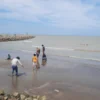 Akhir Pekan ke Pantai Glayem, Nikmati Pesona Laut Sambil Kulineran