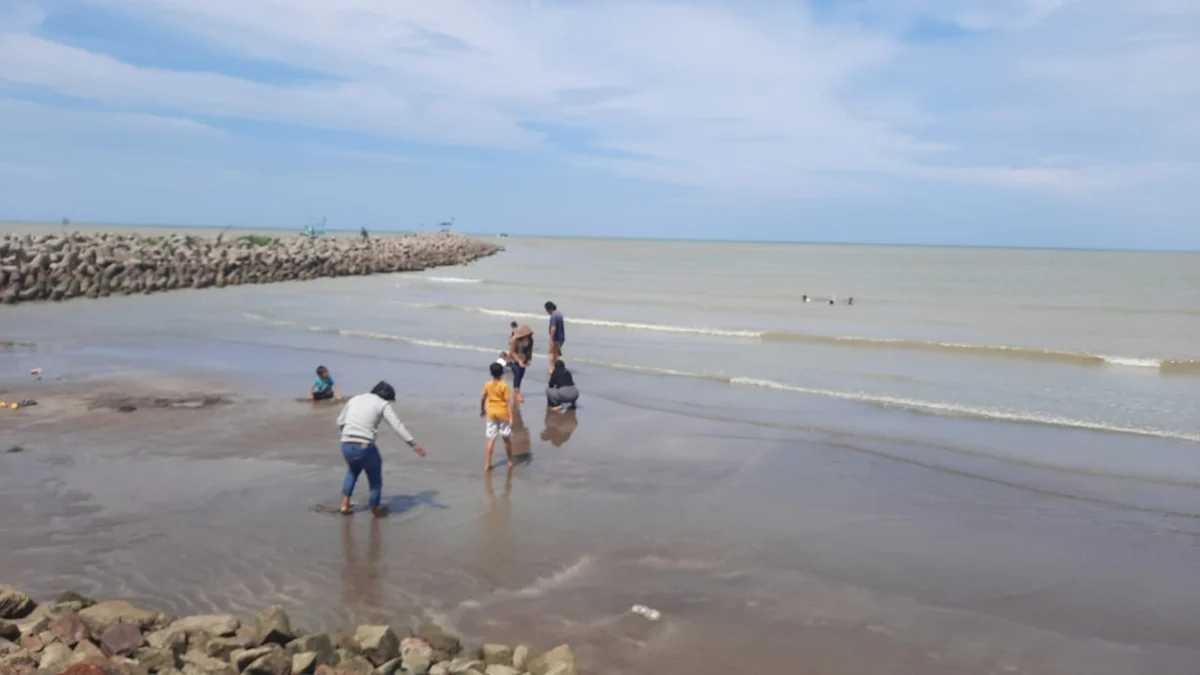 Akhir Pekan ke Pantai Glayem, Nikmati Pesona Laut Sambil Kulineran