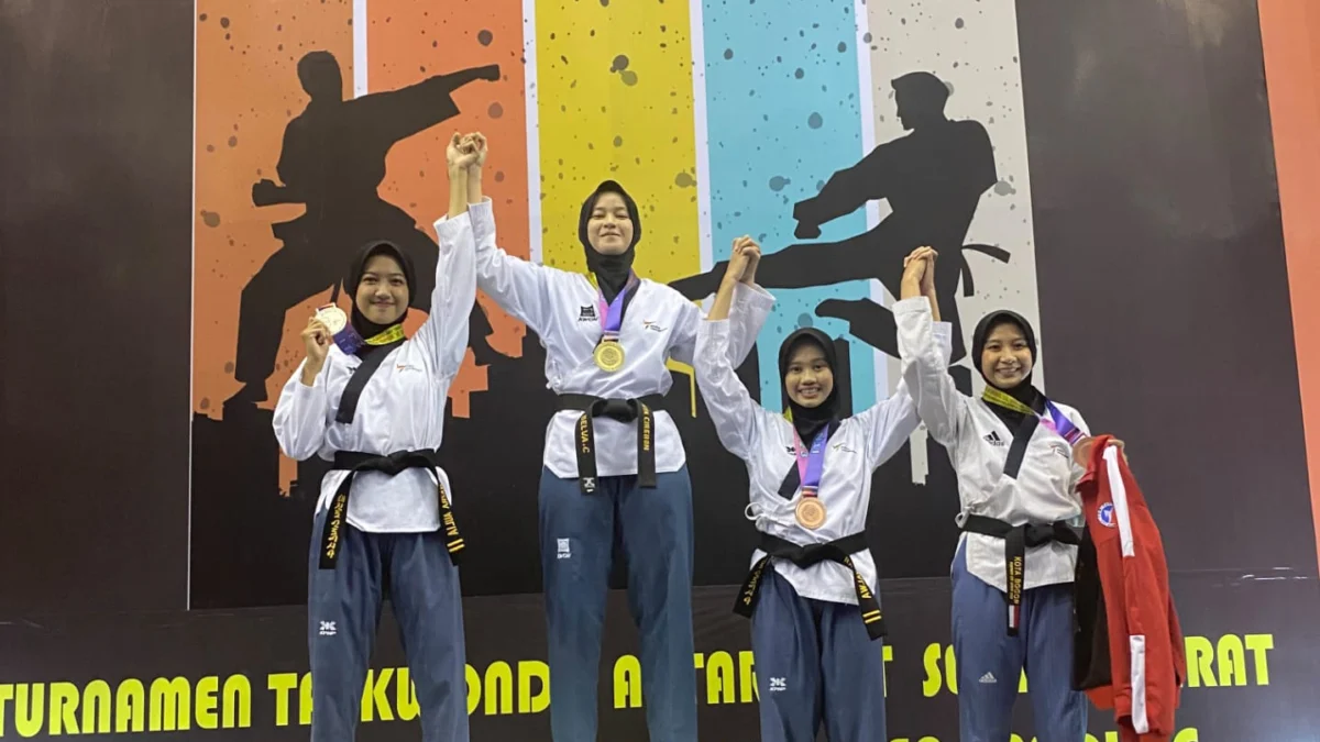 BANGGA: Belva Calista, atlet taekwondo Kota Cirebon (podium satu) berhasil meraih medali emas ITN Open 2023. --FOTO: TI FOR RADAR CIREBON