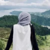 gaya berfoto yang keren untuk wanita berhijab dari belakang