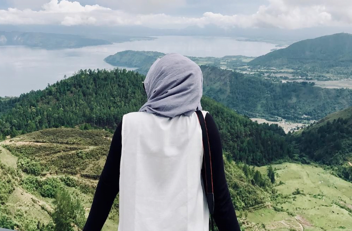 gaya berfoto yang keren untuk wanita berhijab dari belakang