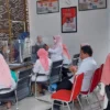 PELAYANAN Disdukcapil Kota Cirebon memberikan pelayanan IKD kepada ASN di lingkungan Pemerintah Kota (Pemkot) Cirebon. --FOTO: abdullah/radar cirebon