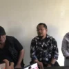 BERI KETEGASAN: Ketua Bawaslu Kota Cirebon Mohamad Joharudin mengingatkan kepada partai politik peserta pemilu, untuk menjaga etika terkait atribut politik. --FOTO: ANDI AZIS MUHTAROM/.RADAR CIREBON