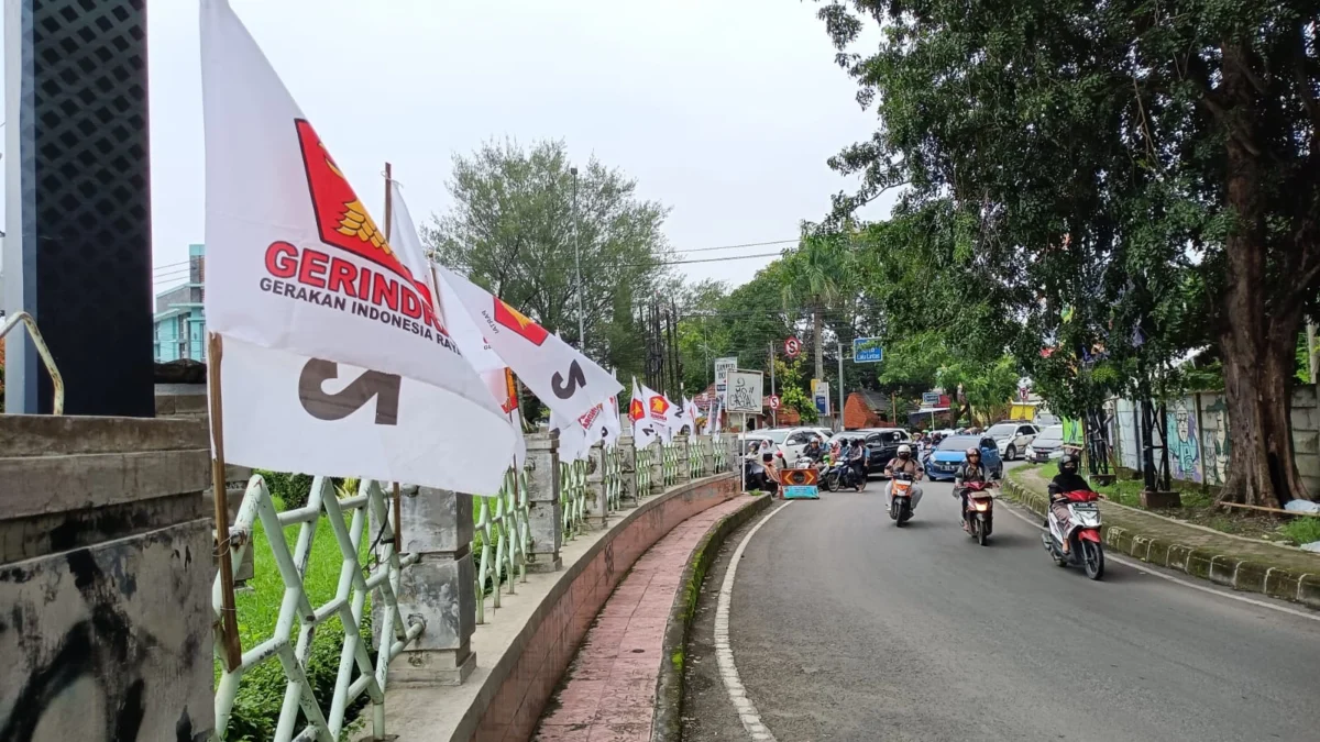 Jelang Pemilihan Umum atau Pemilu 2024, ruang publik mulai dipenuhi atribut partai politik (parpol) peserta Pemilu 2024. --FOTO: SENO DWI/RADAR CIREBON