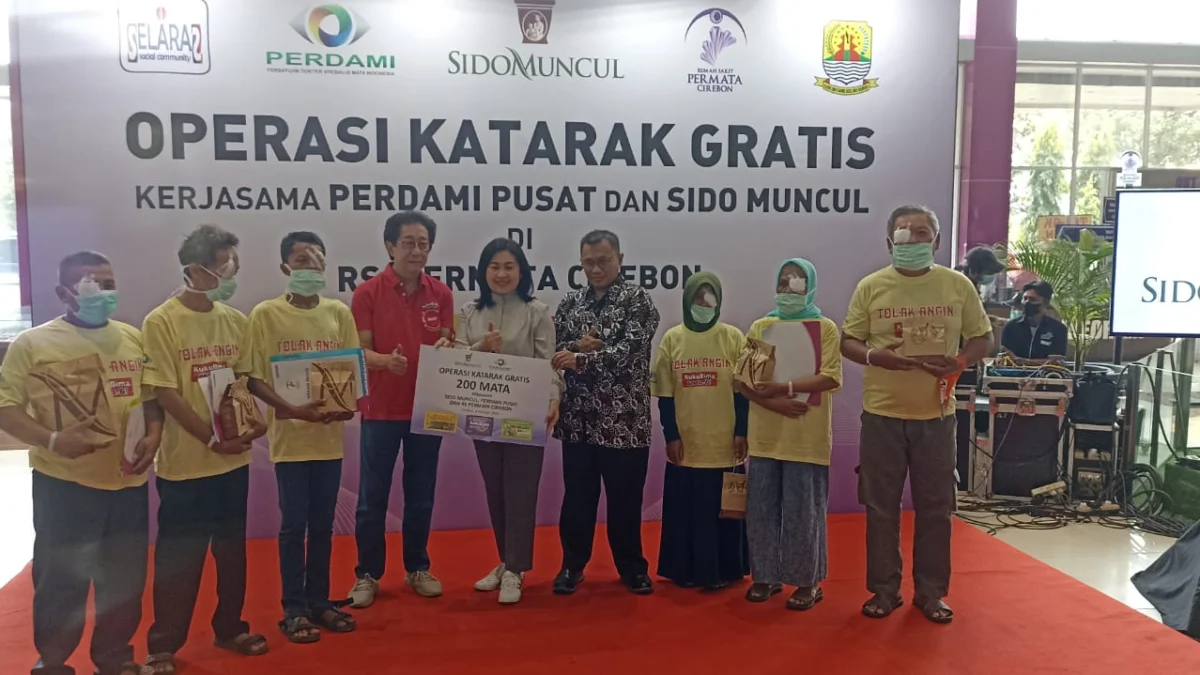 BAKSOS: RS Permata Cirebon menggelar bakti sosial operasi katarak gratis, bekerjasama dengan Perdami Pusat dan PT Sido Muncul di RS setempat, Sabtu-Minggu (4-5/2/2023). --FOTO: ADE GUSTIANA/RADAR CIREBON