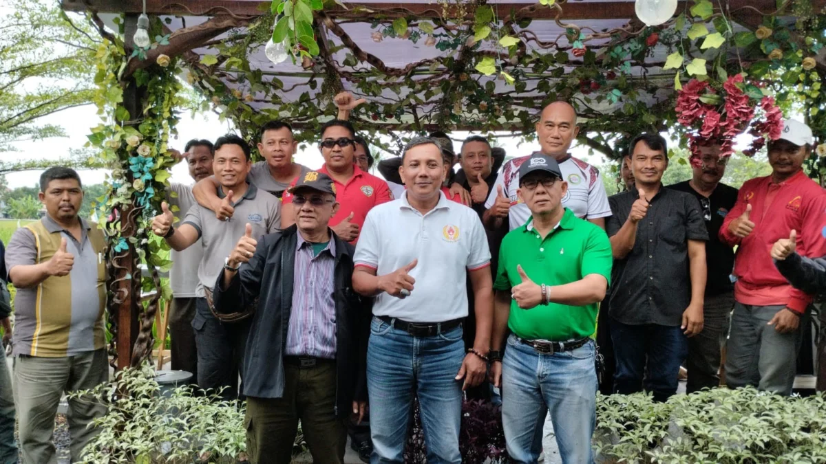 Sutardi Raharja berdampingan dengan Hengky Choernia, ketua umum KONI Kabupaten Cirebon, usai deklarasi maju di Musorkab, Minggu 12 Februari 2023. --FOTO: ISTIMEWA