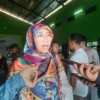 Anggota Komisi IX DPR RI Netty Prasetyani saat menghadiri sebuah acara di desa Trsumi Kulon Cirebon. ---FOTO: APRIDISTA SITI RAMDHANI / RADAR CIREBON