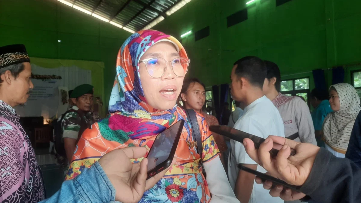 Anggota Komisi IX DPR RI Netty Prasetyani saat menghadiri sebuah acara di desa Trsumi Kulon Cirebon. ---FOTO: APRIDISTA SITI RAMDHANI / RADAR CIREBON