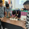 MELEK TEKNOLOGI: UKM ICRT/Robotik STMIK IKMI Cirebon menggelar worksop pelatihan Web Developer dan IoT Enginering kepada pelajar SMA/SMK sederajat dari wilayah Ciayumajakuning, Sabtu (25/2/2023). --FOTO: KHOIRUL ANWARUDIN/RADAR CIREBON