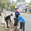 Ajak Komunitas, Hari Peduli Sampah Nasional di Kuningan Pungut Sampah di Car Free Day