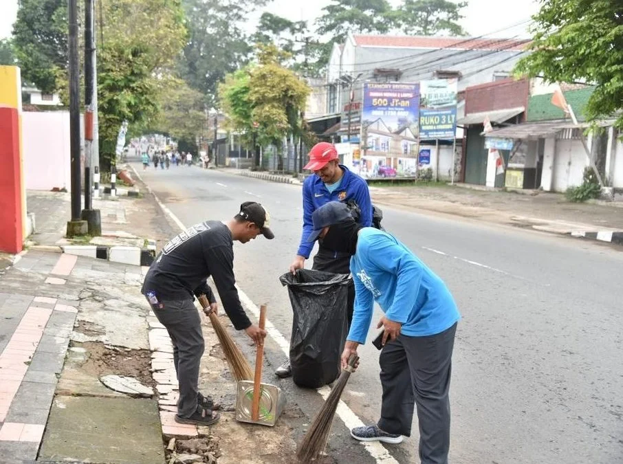 Ajak Komunitas, Hari Peduli Sampah Nasional di Kuningan Pungut Sampah di Car Free Day