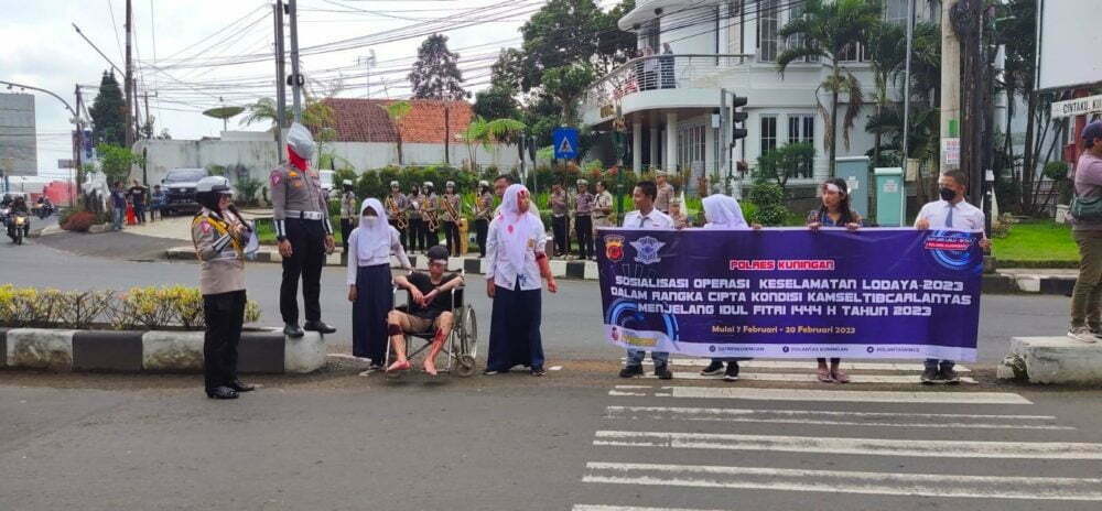 Polres Kuningan Bersama Ultraman Sosialisasikan Tertib Lalu Lintas