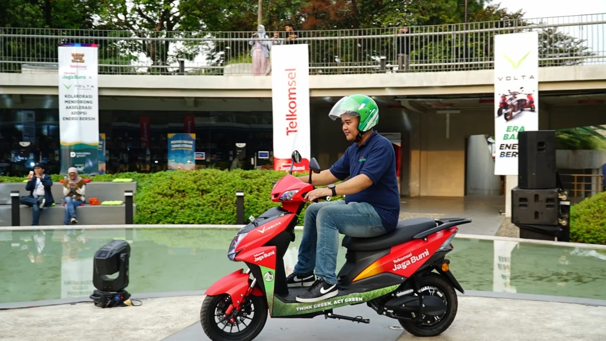 Jaga Bumi Gandeng Volta, Telkomsel Hadirkan Program Bundling Motor Listrik