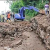 PARAH Wilayah Selatan Kuningan Longsor Desa Situsari Terisolir, Tebing 15 Meter Ambruk