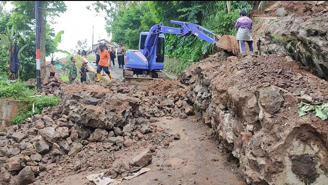 PARAH Wilayah Selatan Kuningan Longsor Desa Situsari Terisolir, Tebing 15 Meter Ambruk