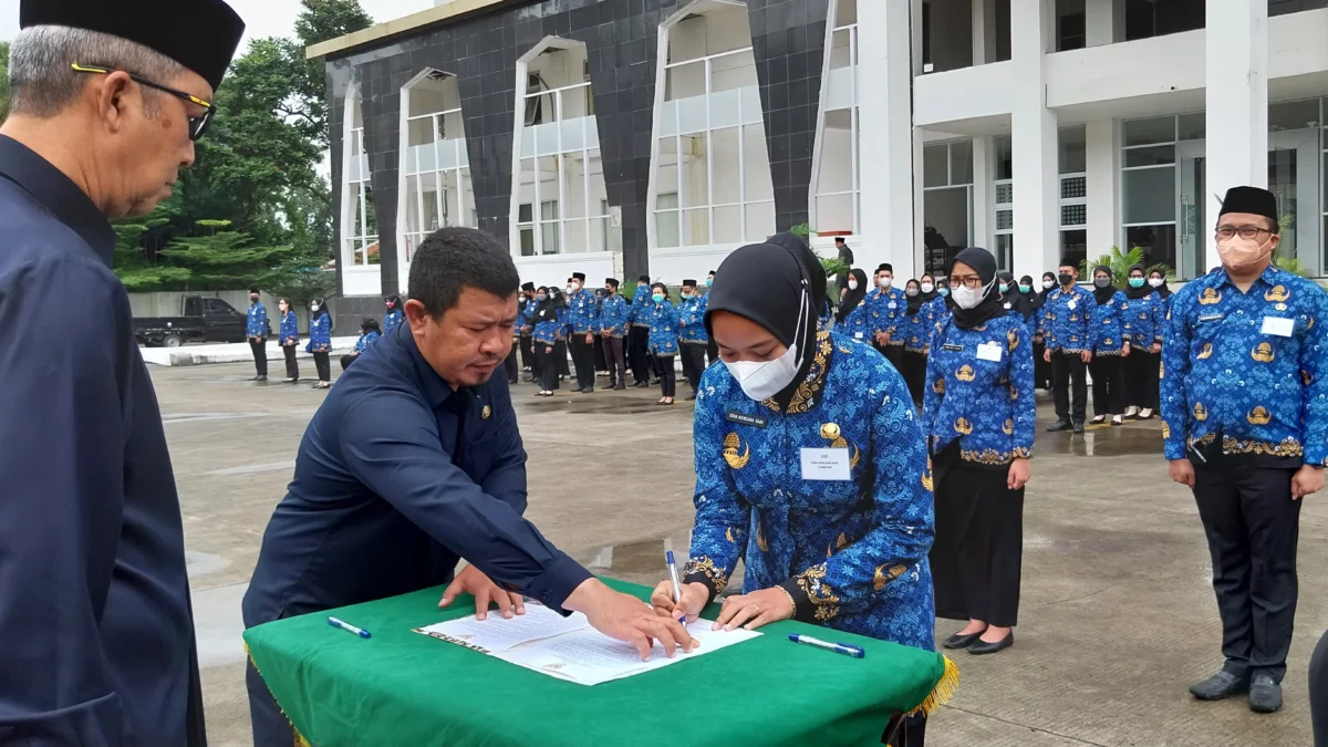 TANDA TANGAN: Calon pegawai negeri sipil resmi menjadi aparatur sipil negara (ASN) Kota Cirebon, Kamis 2 Maret 2023. --FOTO: ABDULAH/RADAR CIREBON.