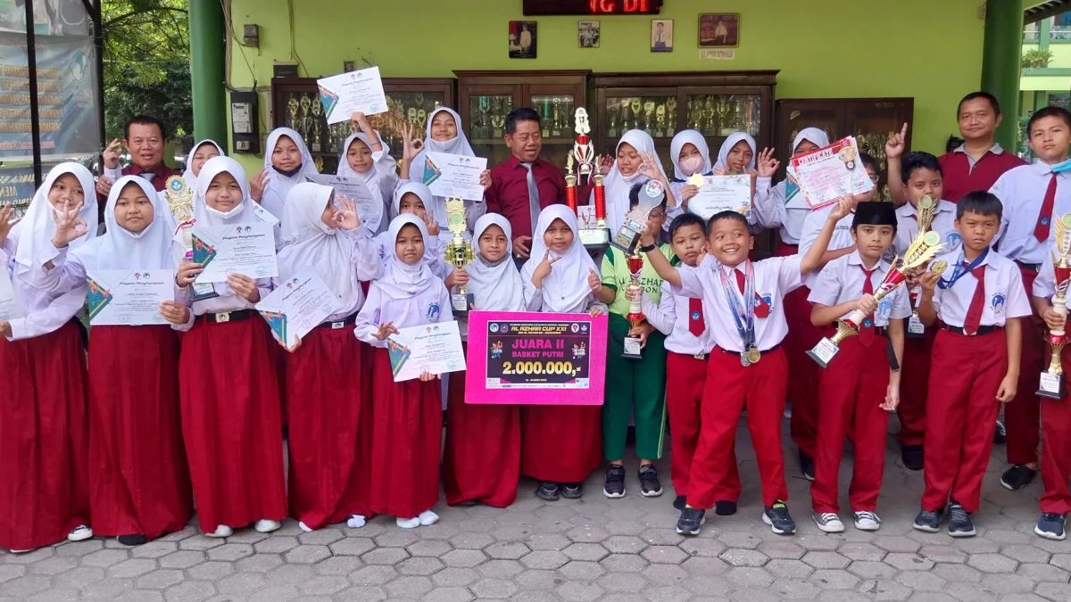 BERPRESTASI: Siswa-siswi SD Islam Al Azhar 5 Cirebon berhasil meraih prestasi di berbagai event tingkat kota maupun tingkat nasional. --FOTO: abdullah/radar cirebon