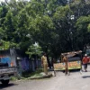 TAMBAL SULAM: Petugas Dinas Pekerjaan Umum dan Tata Ruang atau DPUTR Kota Cirebon menambal-sulam jalan yang berlubang di Jalan Terusan Pemuda, atau dekat Kantor Dinas PUTR. --FOTO: ABDUL HAMID/RADAR CIREBON