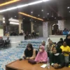 BERSITEGANG: Ratusan warga yang bermukim di eks pemakaman Bong China Kutiong, RW 08 Wanacala, Kelurahan Harjamukti, Kota Cirebon, mendatangi gedung DPRD Kota Cirebon, Senin (23/3/2023). --FOTO: ANDI AZIS MUHTAROM/RADAR CIREBON