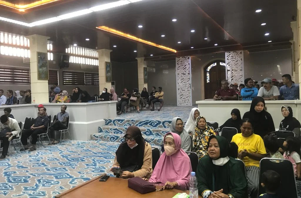 BERSITEGANG: Ratusan warga yang bermukim di eks pemakaman Bong China Kutiong, RW 08 Wanacala, Kelurahan Harjamukti, Kota Cirebon, mendatangi gedung DPRD Kota Cirebon, Senin (23/3/2023). --FOTO: ANDI AZIS MUHTAROM/RADAR CIREBON