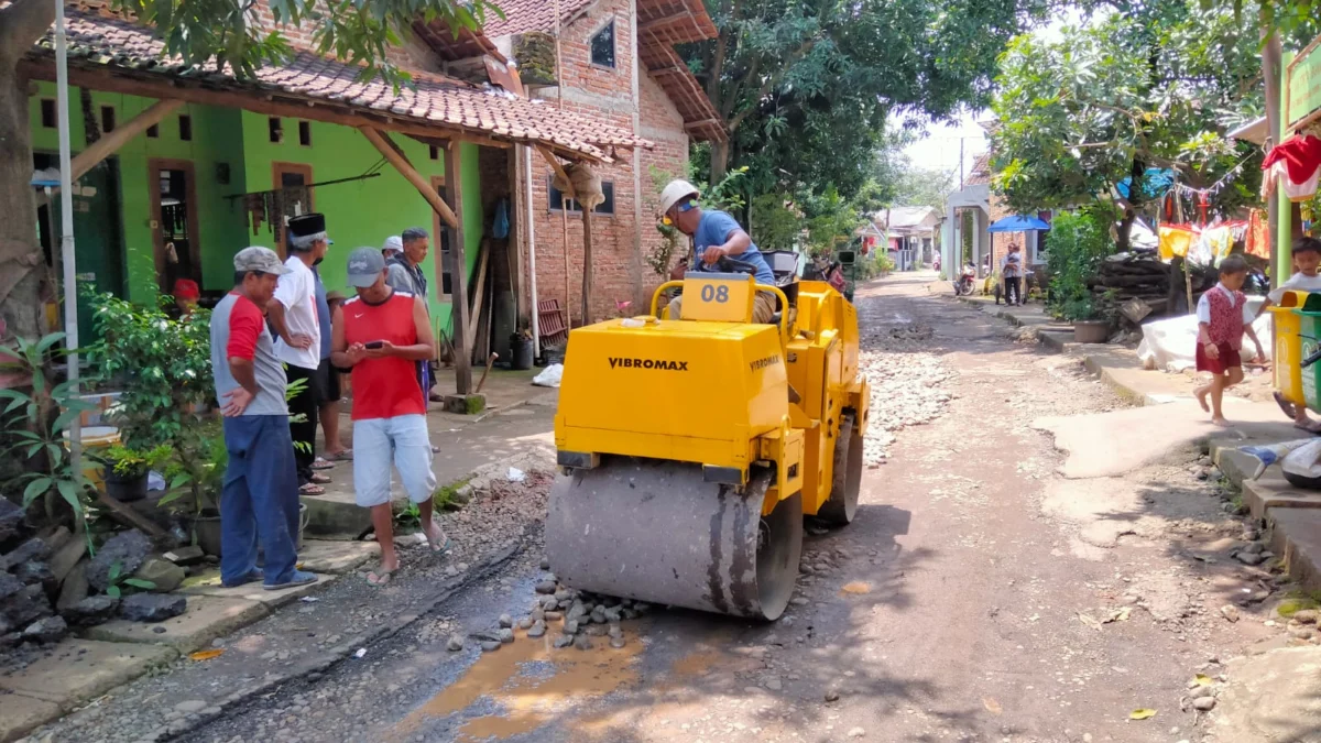 Jalan rusak di Argasunya, sebagian ruas sudah dilakukan pemadatan. Tinggal finishing dengan aspal tempel