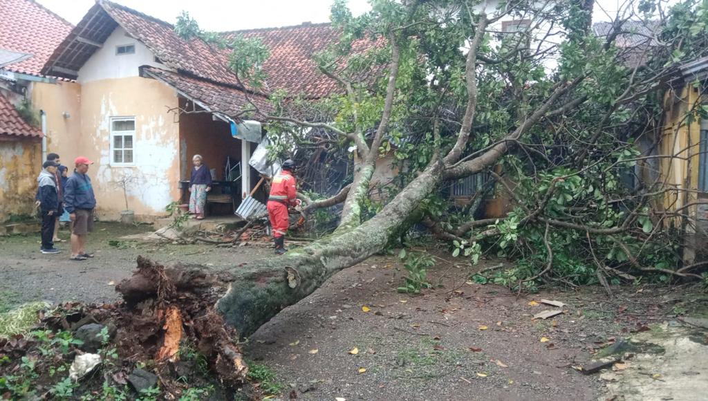 Angin Kencang Terjang Sejumlah Desa di Kuningan Jawa Barat, 10 Rumah Rusak