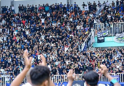 BOBOTOH TERSENYUM, Persija Gagal Geser Persib Bandung