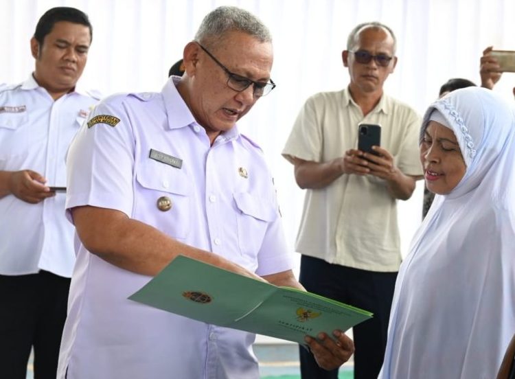 Warga Cijagamulya Menerima Sertifikat PTSL, Bupati Kuningan: Sudah Diakui Secara Defacto dan Dejure oleh Pemerintah