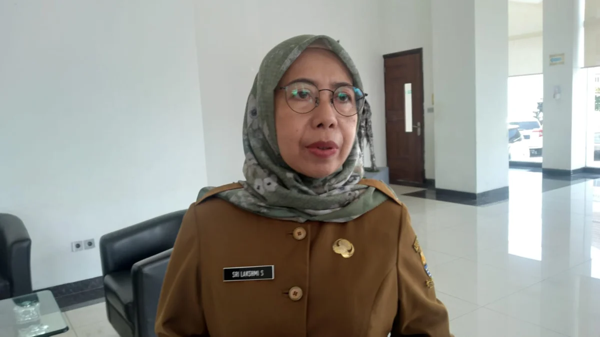 BERI PENJELASAN: Kepala Badan Kepegawaian dan Pengembangan Sumber Daya Manusia atau BKPSDM Kota Cirebon Sri Lakshmi Stanyawati belum mendapat petunjuk untuk melaksanakan open bidding. --FOTO: ANDI AZIS MUHTAROM/RADAR CIREBON