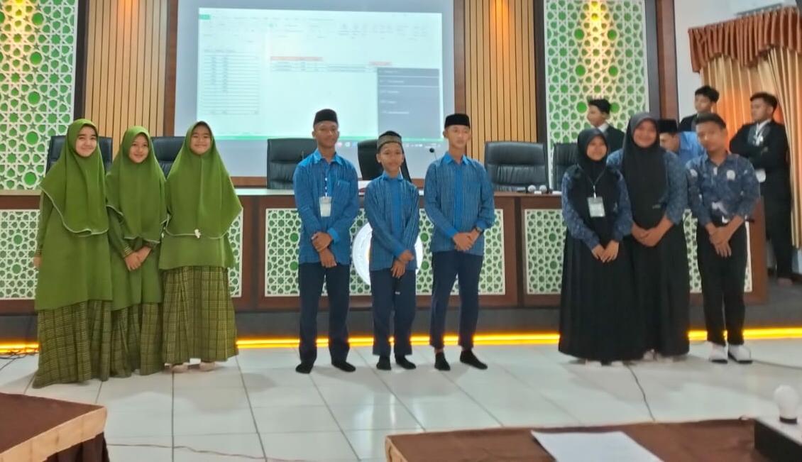 JUARA: Tim LCC MIPA SMPP Al-Hikmah Cirebon berhasil menjadi juara 1 dalam ajang ACTION (Al-Multazam Islamic and Creative Competition) se-Jawa Tahun 2023. --FOTO: abdullah/radar cirebon