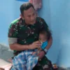 Dandim 0617 Majalengka Letkol Inf Danang Biantoro yang diwakili Kasdim 0617 Majalengka Mayor Inf Yayat Nurhidayat berkunjung ke rumah Diah (5)