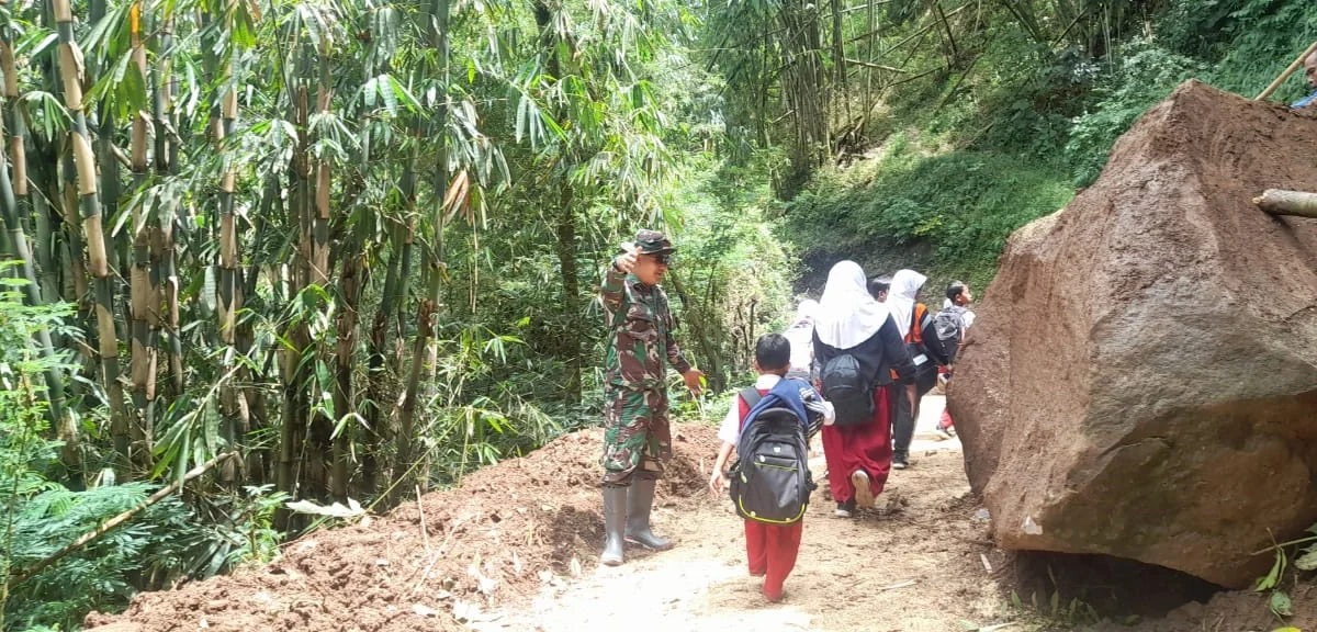 Tanah longsor kembali terjadi di Kamis 9 Maret 2023, sekitar pukul 02.30 WIB di Blok Pasir Wangi RT 2/011 Desa Jagasari, Kecamatan Cikijing