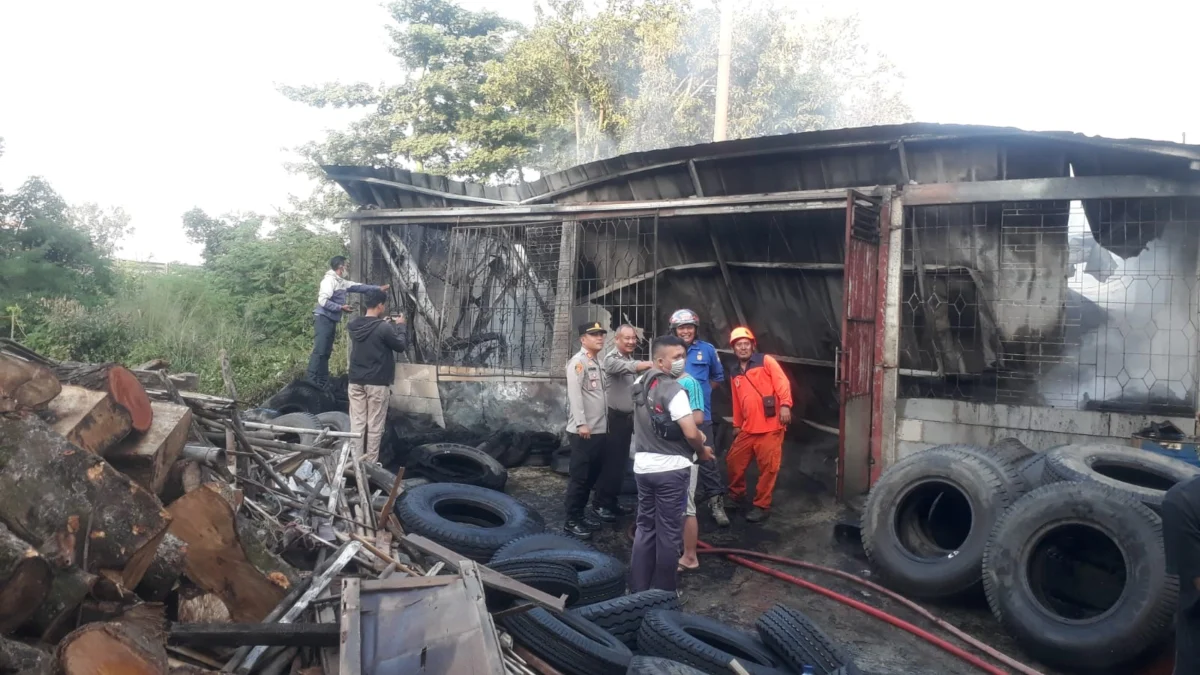 Kebakaran besar terjadi lagi di Kabupaten Cirebon. Kebakaran gudang ban rugi Rp 1 miliar lebih.