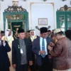 KEBANGGAN: Ahmad Yani menerima anugerah Naratama Wiyata Mandala Bidang Pendidikan dan Kemasyarakatan dari Sultan Kacirebonan Pangeran Abdul Ghani Natadiningrat SE. --FOTO: ISTIMEWA/RADAR CIREBON