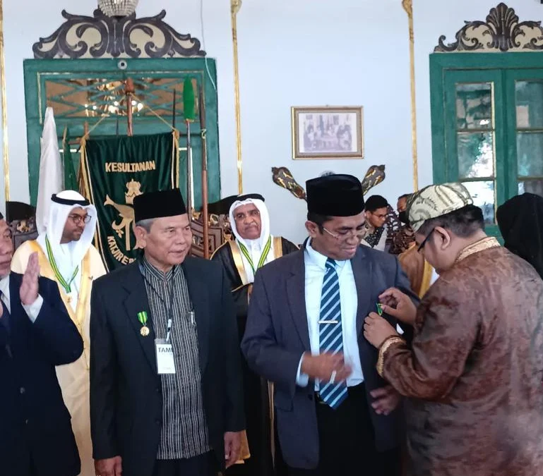 KEBANGGAN: Ahmad Yani menerima anugerah Naratama Wiyata Mandala Bidang Pendidikan dan Kemasyarakatan dari Sultan Kacirebonan Pangeran Abdul Ghani Natadiningrat SE. --FOTO: ISTIMEWA/RADAR CIREBON