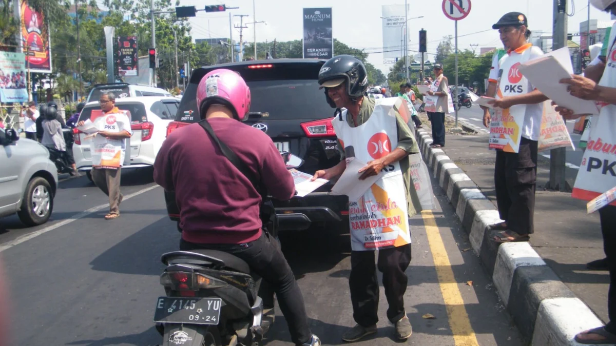 FLASHMOB: DPD PKS Kota Cirebon menyambut Ramadan melalui Flashmob di beberapa titik di Kota Cirebon, Minggu 19 Maret 2023. --FOTO: abdullah/radar cirebon