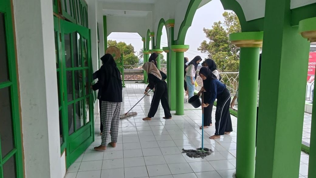 Sambut Ramadhan, Jamesbon Bersih-Bersih Mushola di Pajambon Kuningan