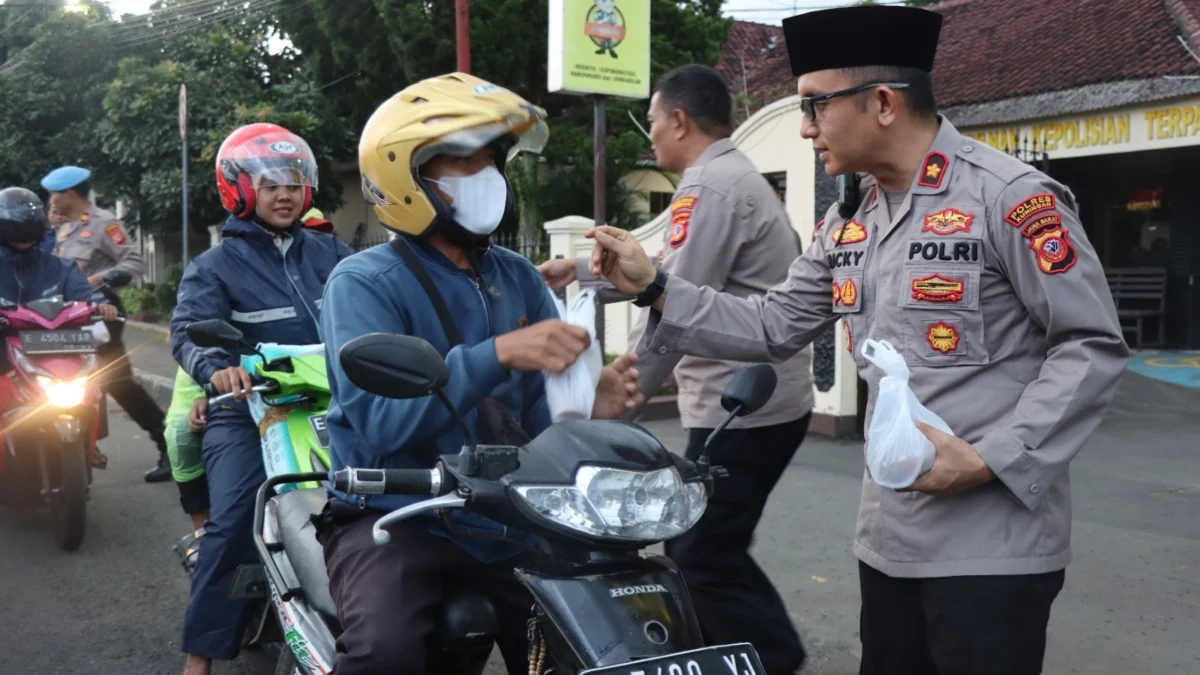 Polres Kuningan Bagi-bagi Takjil, Ingatkan Warga untuk Tertib Lalu Lintas