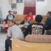 Sejumlah masyarakat Desa Jatiwangi mendatangi kantor balai desa guna mempertanyakan beberapa anggaran dan program pemdes serta lainnya