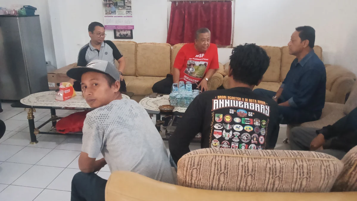 Sejumlah masyarakat Desa Jatiwangi mendatangi kantor balai desa guna mempertanyakan beberapa anggaran dan program pemdes serta lainnya