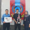 Hendrik Firmansah SE (tengah) didampingi kepal SMK Karnas Sindangwangi Rosi Stiati SS MPd (kanan) dan guru SMK Karnas Sindangwangi, Yusuf mendapatkan juara 1 di ajang HTSC tingkat Provinsi Jawa Barat