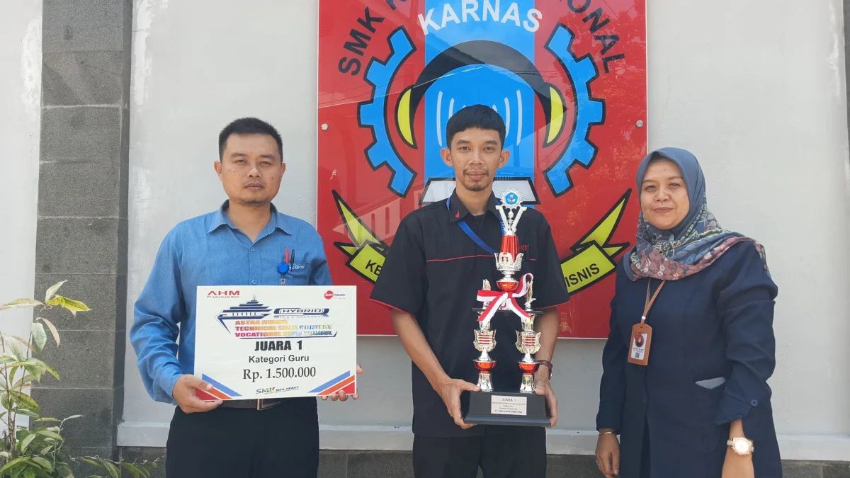 Hendrik Firmansah SE (tengah) didampingi kepal SMK Karnas Sindangwangi Rosi Stiati SS MPd (kanan) dan guru SMK Karnas Sindangwangi, Yusuf mendapatkan juara 1 di ajang HTSC tingkat Provinsi Jawa Barat