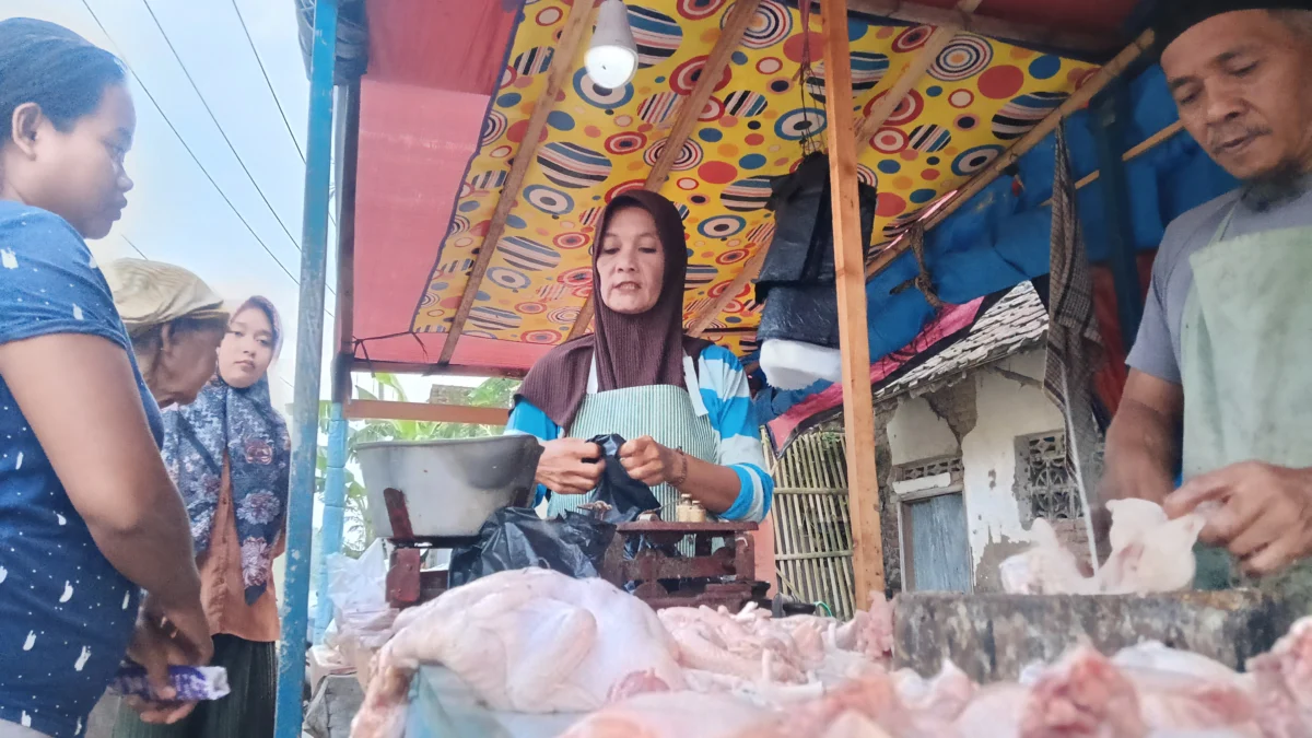 HARGA NAIK. Harga daging ayam potong atau ayam broiler mengalami kenaikan memasuki awal Ramadan tahun ini. Para pedagang mengaku kenaikan harga tersebut sebagai penyesuaian dari suplier yang menaikan harga daging ayam.