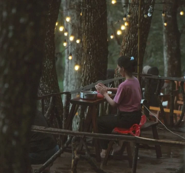 Healing Tipis Tipis ke Talaga Surian Camp Park Kuningan Aja, Eksotisme Panorama Hutan Pinus