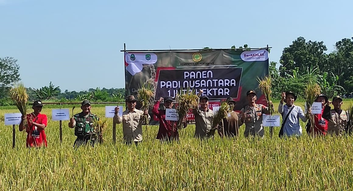 Pemerintah Kabupaten (Pemkab) Majalengka, ikut menyukseskan program Kementerian Pertanian (Kementan) melalui Panen Padi Nusantara Satu Juta Hektare yang ditandai panen padi serentak di Desa Cidenok kecamatan Sumberjaya, Sabtu 11 Maret 2023